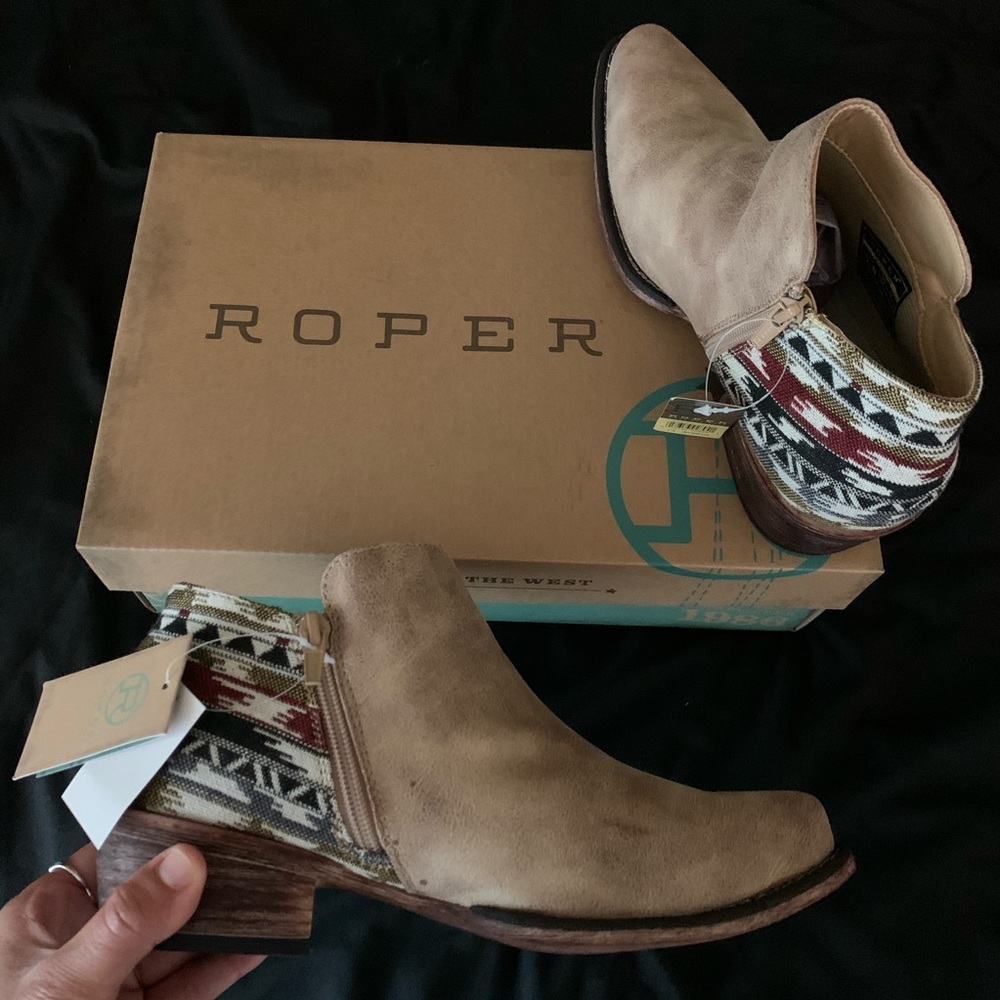 • [NIB] Roper Embroidered Booties • - Picture 2 of 14